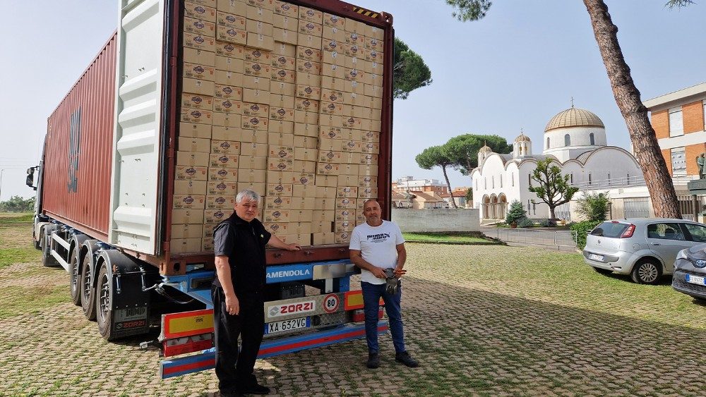 El cardenal Krajewski junto a un camion de ayuda humanitaria para Ucrania