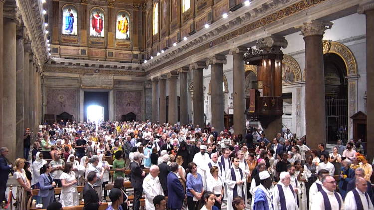 La navata centrale della Basilica di Santa Maria in Trastevere durante la processione d'ingresso