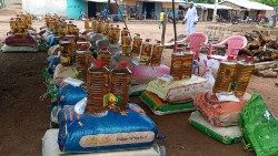 Des dons en vivres distribués aux réfugiés burkinabè en Côte d'Ivoire par Caritas Côte d’Ivoire avec l’appui de Catholic relief services (CRS), à Tougbo, du 14 au 18 juin 2023.