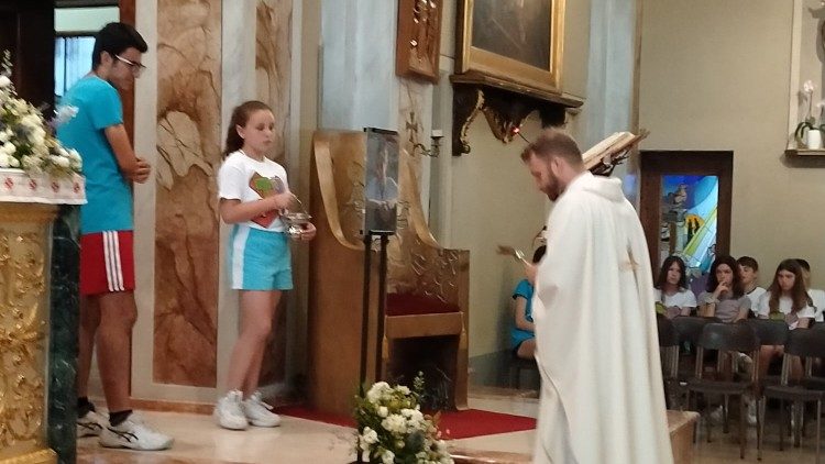 Nella parrocchia di Lomagna, i bambini dell'oratorio pregano davanti la fotografia di suor Luisa