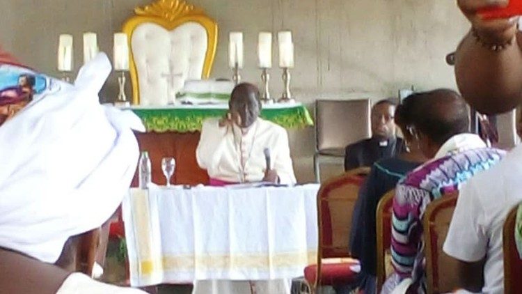 Mgr Jean Mbarga, archevêque de Yaoundé parlant aux couples 