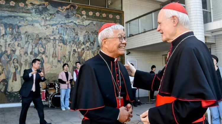 Cardeal Odilo Scherer cumprimenta o Cardeal You Heung-Sik (Foto: Luciney Martins/O SÃO PAULO)