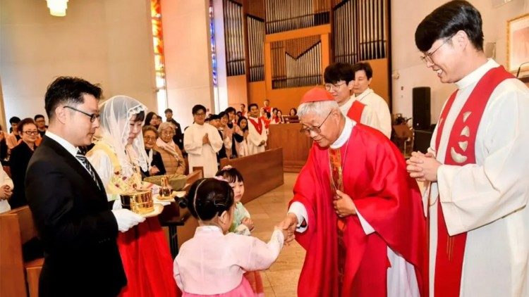 Cardeal You Heung-Sik saúda fiéis católicos coreanos em São Paulo (Foto: Luciney Martins/O SÃO PAULO)