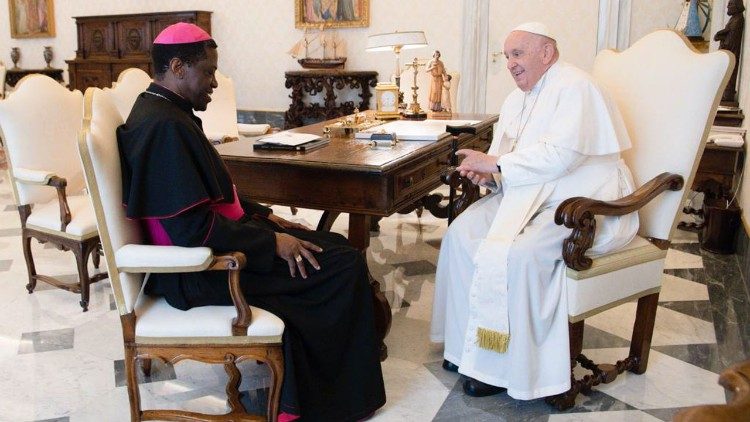 Foto de arquivo: com o Papa Francisco, o arcebispo tanzaniano Protase Rugambwa (Vatican Media)
