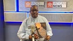 Le père Michel Kamanzi,SJ, co-auteur et coéditeur de l'ouvrage collectif "Reinventig Theology in Post-Genocide Rwanda"