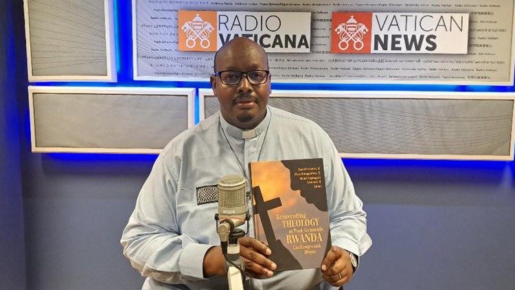 Pater Michel Kamanzi SJ, Mitautor und Mitherausgeber des Sammelbandes "Reinventig Theology in Post-Genocide Rwanda".