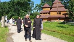 Cardinal Konrad Krajewski visits the Nazaret center in Drohobyč 