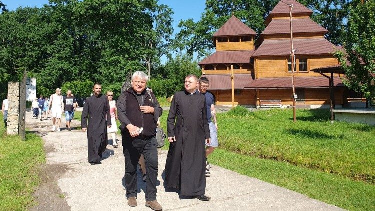 Il cardinale Krajewski nel centro Nazaret di Drohobych 