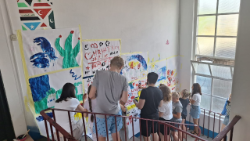Oslikavanje zida SOL u sklopu ART terapije (Foto: JRS - Isusovačka služba za izbjeglice)