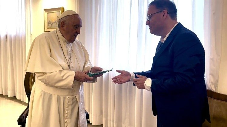 Papež František přebírá čestné ocenění organizace Cinema for Peace