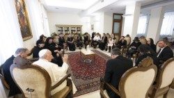 El Papa Francisco durante el encuentro con la Asociación de esposas de diplomáticos ucranianos 