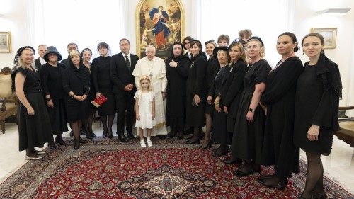 Papež František se setkal s manželkami ukrajinských velvyslanců 