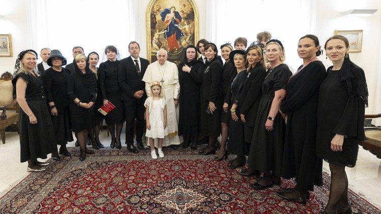 El Papa con una delegación de esposas de embajadores ucranianos el 28 de junio en Santa Marta