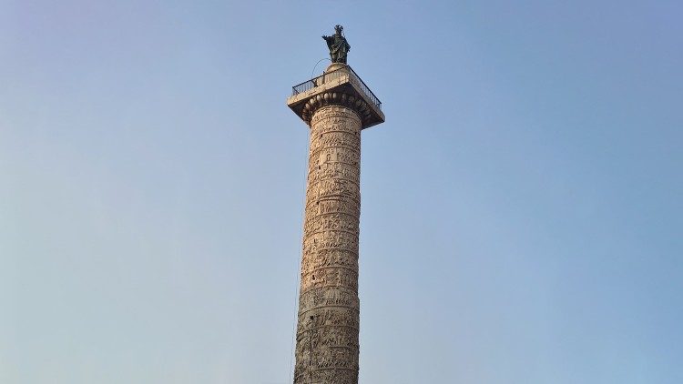 Statua bronzea in cima alla Colonna di Marco Aurelio, nota come Antonina, in piazza Colonna 