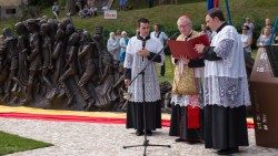Il cardinale Parolin inaugura a Schio una statua dell'artista Timothy Schmalz dedicata a santa Bakhita contro la tratta
