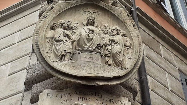 la Vergine tra gli Apostoli, la Regina Apostolorum, con Pietro e Paolo in evidenza. Rione Trevi