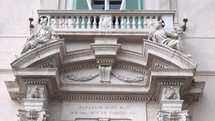 Pietro e Paolo sul timpano del Palazzo del Quirinale