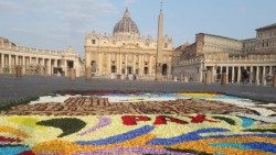 El llamamiento por la paz del Papa Francisco mirando a los tapetes floreales realizados con motivo de la Solemnidad de los Santos Apóstoles Pedro y Pablo, patronos de Roma