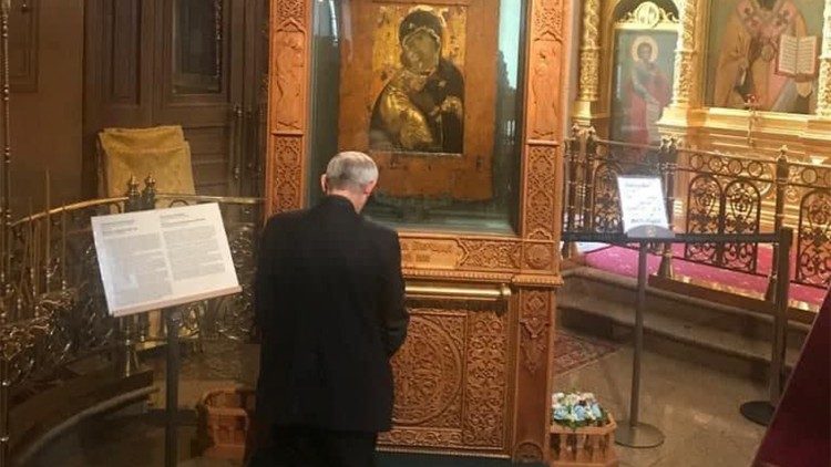El cardenal Zuppi reza ante el icono de la Madre de Dios de Vladimir en Moscú © Avvenire