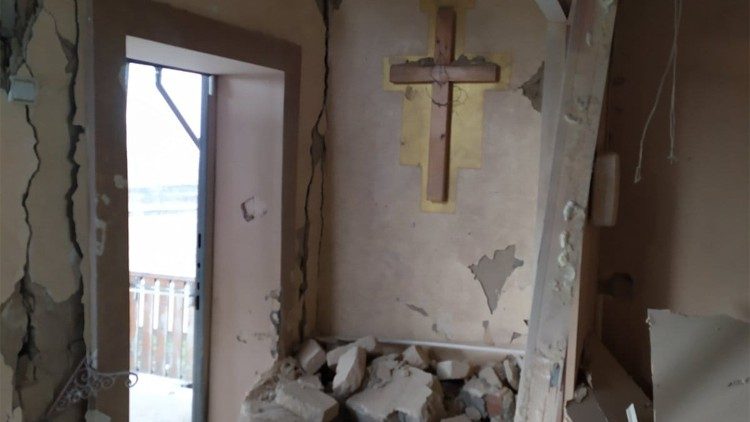In der beschädigten Kirche