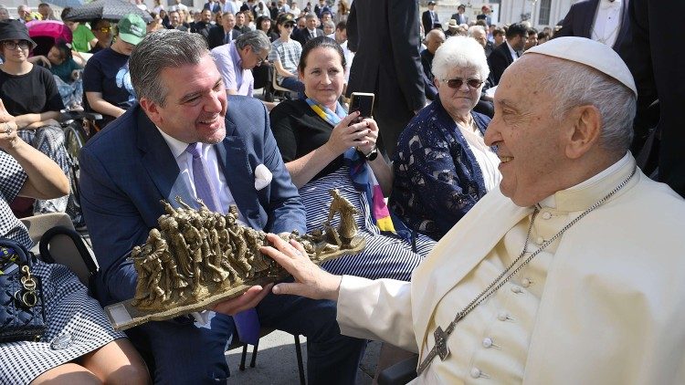 Una riproduzione della statua presentata a Papa Francesco