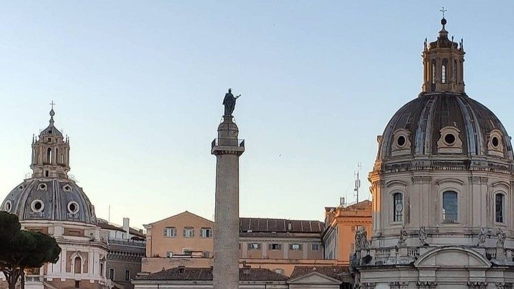La statua bronzea di Pietro sulla colonna Traiana