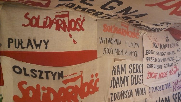 Solidarnosc-Banner vom Tag der Beerdigung Popieluszkos