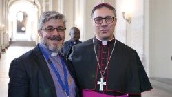 Kun. Alessandro Barelli SDB ir Popiežiškųjų misijų draugijų prezidentas vysk. Emilio Nappa
