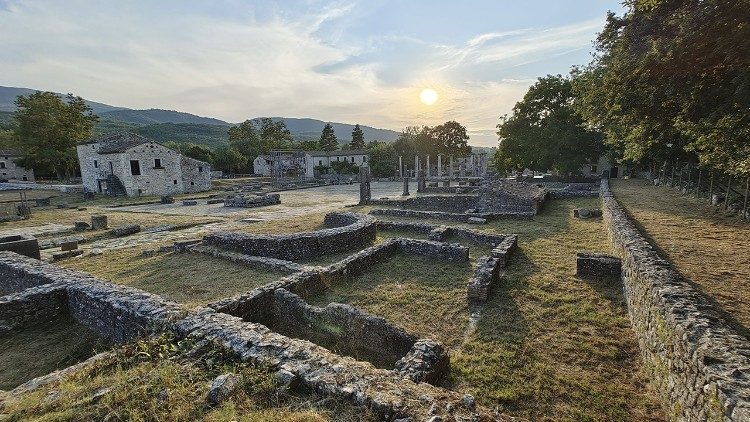 Il decumano della romana Saepinum, nel Parco archeologico di Altilia (Molise), uno dei dieci d'Italia
