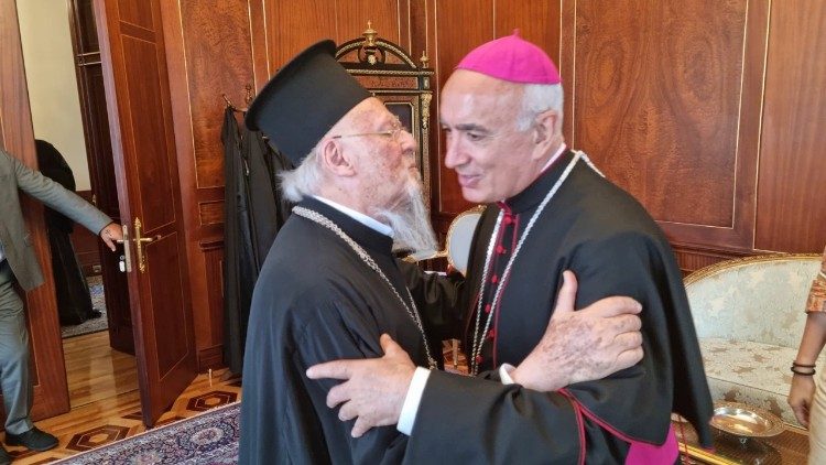 L'abbraccio tra il patriarca ecumenico di Costantinopoli Bartolomeo I e il presidente della Pontificia accademia di teologia Antonio Staglianò