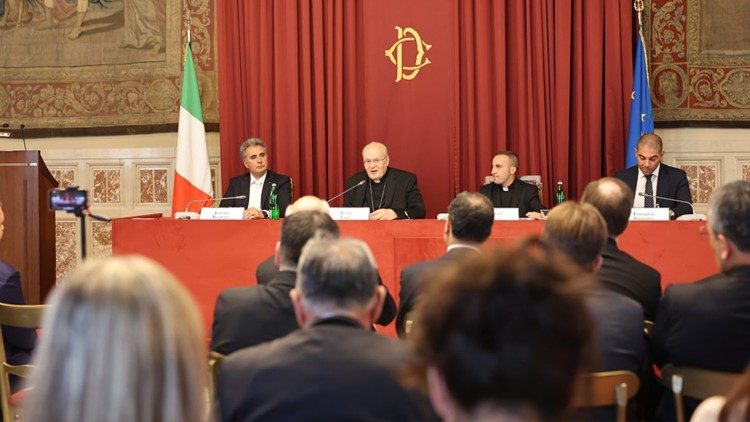 Erdő Péter bíboros előadást tart az olasz képviselóházban