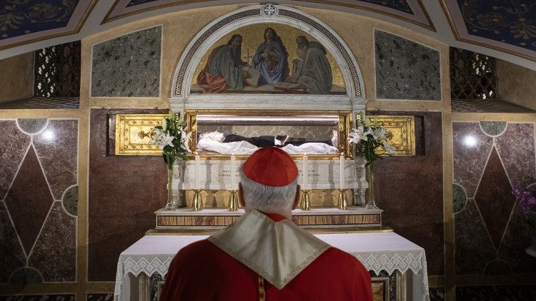 A magyar prímás imádkozik Római Szent Franciska ereklyéi előtt