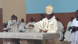 Célébration des 50 ans du diocèse de Maroua-Mokolo au Cameroun et dédicace de l'Eglise paroissiale Saint Pierre de Douroum par l'ordinaire du lieu Mgr Bruno Ateba, le 2 juillet 2023. Cette Eglise paroissiale avait été ravagée par les flammes en janvier 2020