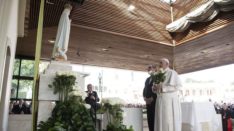 2023.07.04 Papa Francesco in preghiera davanti alla Madonna a Fatima, il 12 maggio del 2017