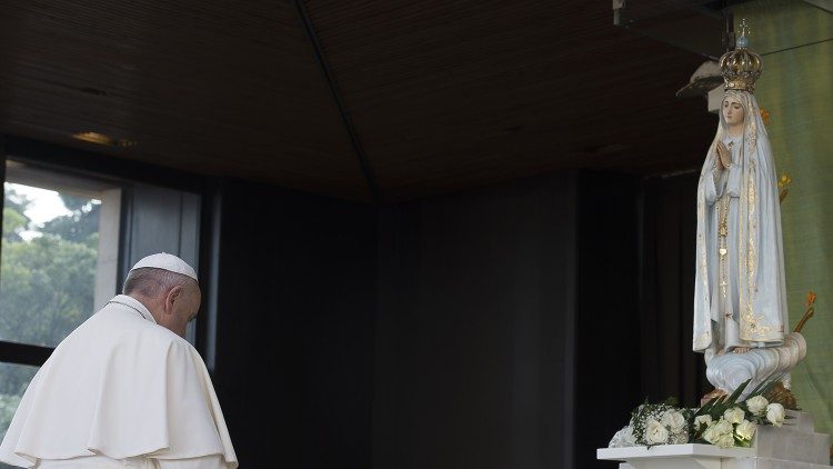 Pope Francis prays before an image of Our Lady of Fatima on 12 May 2017