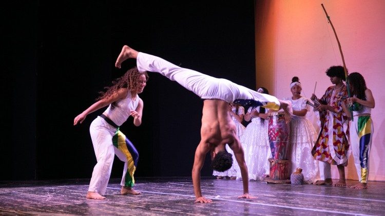 Imagen de la actuación del grupo brasileño sobre la Laudato si'
