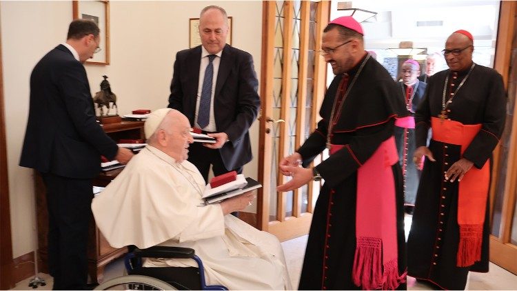Ad limina visit: Pope Francis handing gifts to Bishop Sipuka.