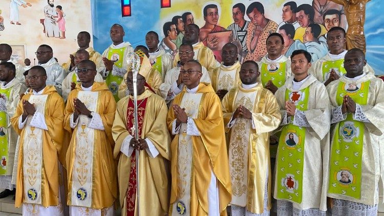 Des religieux, ordonnés prêtres et diacres le samedi 1er juillet 2023 dans le diocèse de Yopougon, en Côte d’Ivoire, par Mgr Joseph Kacou Aka, évêque de Yamousoukro.