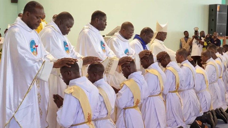 Le rite de l’imposition des mains, au cours de la messe d’ordinations diaconales et presbytérales dans le diocèse de Grand-Bassam (Côte d’Ivoire), samedi 1er juillet 2023.