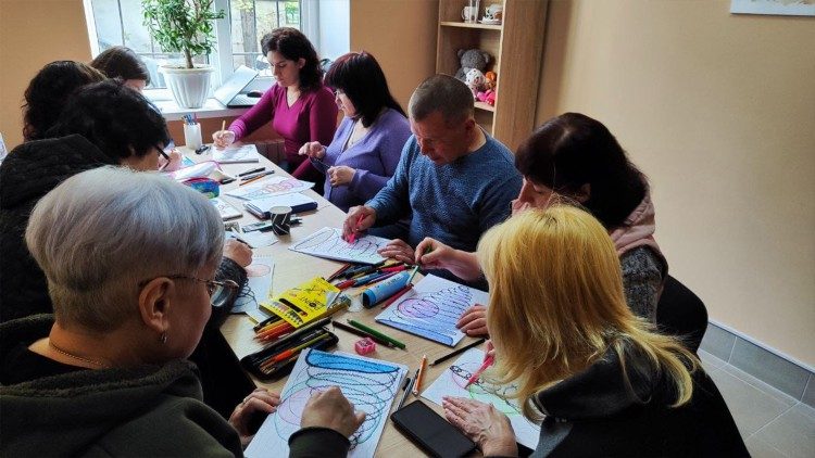 Psychologen helfen Besuchern der Caritas Kamianske (Dnipropetrowsk)