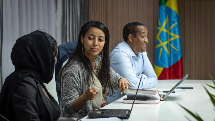 No escritório da Comissão de Criação de Empregos (Jcc) do Ministério do Trabalho e Habilidades da Etiópia: Biruktawit Belay, chefe de Subsídios e Parcerias (centro) e o funcionário Teferi Tadesse (à direita). Foto Giovanni Culmone / Gsf