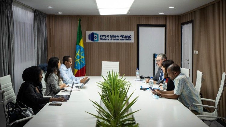 L'incontro nell'ufficio della Commissione per la creazione di posti di lavoro (Jcc) del Ministero etiope del Lavoro e delle Competenze . Foto Giovanni Culmone / Gsf