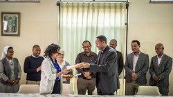 Addis Abeba: Unterzeichnung der Kooperationsvereinbarung zwischen dem von GSF unterstützten interkongregationalen Konsortium, vertreten durch Petros Berga (rechts), und der Elebat Solution Bank, vertreten durch Managerin Mulatyua Teshome (links) - Foto Giovanni Culmone/GSF
