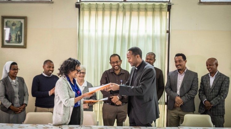 Addis Abeba: Unterzeichnung der Kooperationsvereinbarung zwischen dem von GSF unterstützten interkongregationalen Konsortium, vertreten durch Petros Berga (rechts), und der Elebat Solution Bank, vertreten durch Managerin Mulatyua Teshome (links) - Foto Giovanni Culmone/GSF