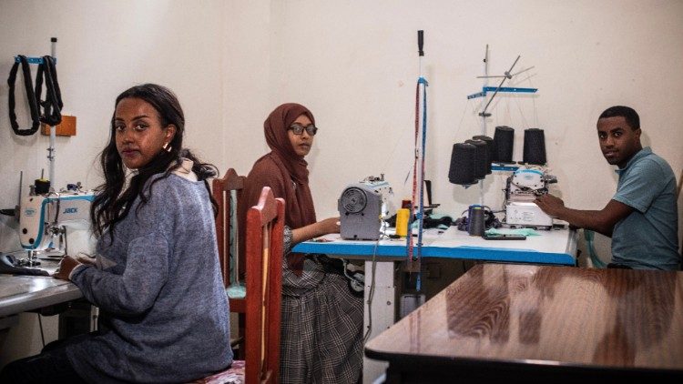 La microempresa textil Zoma Bonnet en Addis Abeba, puesta en marcha por dos migrantes y una joven etíope desempleada, con el apoyo de la red intercongregacional. Foto Giovanni Culmone / Gsf