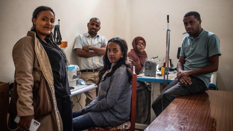 La micro-entreprise textile Zoma Bonnet d'Addis Abeba, créée par deux migrants et une jeune femme éthiopienne au chômage, avec le soutien du réseau intercongrégationnel. Photo Giovanni Culmone / Gsf