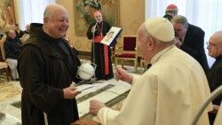 Pater Hanna Jallouf (links) bei einer Begegnung mit Papst Franziskus im Vatikan