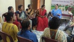 Indien: Sr. Amitha Polimetla SDS - rechts im blauen Sari - mit einigen Trans-Frauen, denen sie versucht, zu einem Leben in Würde zu verhelfen