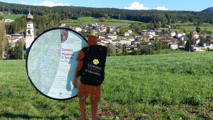 Uno dei cartelli sul percorso della prima tappa del Cammino Jacopeo di Anaunia, in Val di Non, tra le provincie di Trento e Bolzano