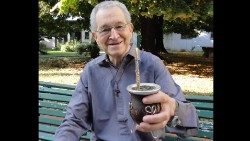 Padre Luis Pascual DRI, OFM Cap ni mmoja wa makardinali wateule mwenye umri miaka 96 Muungamishi katika madhabahu ya‘’Nueva Pompeya’ nchini Argentina.